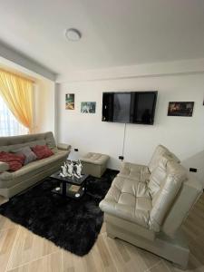 sala de estar con 2 sofás y TV de pantalla plana en Moderno apto familiar piso 2 en Santa Rosa de Cabal