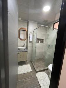 a bathroom with a shower and a toilet and a sink at Moderno apto familiar piso 2 in Santa Rosa de Cabal