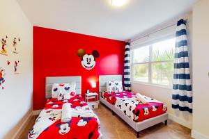 Postel nebo postele na pokoji v ubytování Mickey's Hidden Hideaway