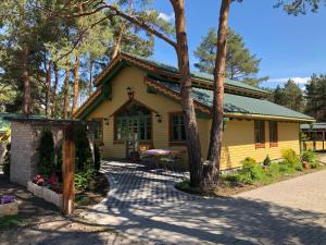 una casa amarilla con un camino que conduce a ella en Alexanderhaus, en Mellensee