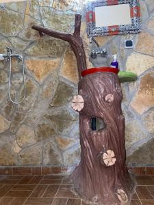 Agoudal的住宿－Auberge Agoudal，浴室里一棵树的雕像,带有淋浴