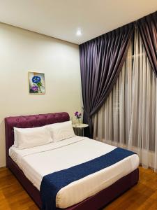 a bedroom with a large bed and a window at Soho Suites Klcc By Sweet Home in Kuala Lumpur