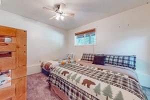 a bedroom with two beds and a ceiling fan at Heavenly Ski Lodge in Welches