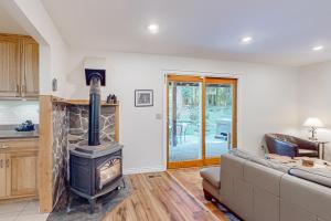 a living room with a fireplace and a couch at Heavenly Ski Lodge in Welches