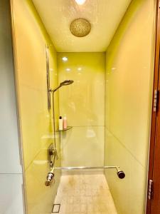 y baño con ducha y puerta de cristal. en Soho Suites Klcc By Sweet Home en Kuala Lumpur