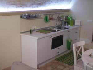 A kitchen or kitchenette at La Grotta