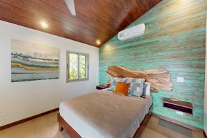 a bedroom with a brick wall and a bed at Terrazas de Ballena in Uvita