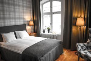 um quarto com uma cama grande e uma janela em Continental Apartment Hotel Sundsvall em Sundsvall