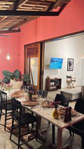 un comedor con una mesa con copas de vino. en Castelo Pink Boutique Hotel, en Uruaú