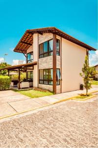 a house with a gambrel roof at Bangalô Boutique com piscina Privativa in Porto De Galinhas