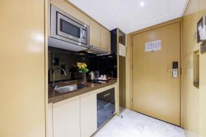 Kuchyň nebo kuchyňský kout v ubytování Argyle WAIFIDEN Baolidian Hotel -Free shuttle bus during Canton Fair