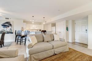 Una sala de estar con un sofá y una cocina. en 201 Terraces at Beachside, en Amelia Island 34 fotos más