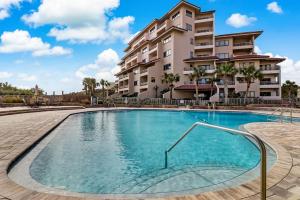 una piscina frente a un edificio de apartamentos en 291 Sandcastles, en Amelia Island