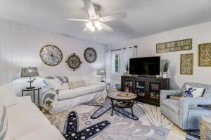 sala de estar con sofá blanco y TV en 2017 Beach Wood, en Amelia Island