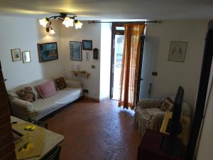 a living room with a couch and a chair at Casetta Edera in Allerona