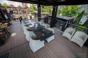 una mesa larga y sillas en una terraza en Nice apartment in Militari Residence, en Roşu