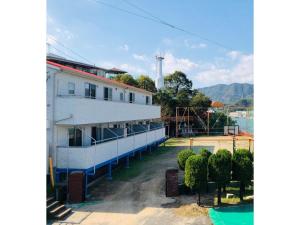 una vista de un edificio con una torre de agua en el fondo en Seaside Hostel Light House - Vacation STAY 82336v en Onomichi