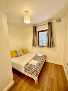 1 dormitorio con cama y ventana en Modern Apartment X91 R940 en Waterford