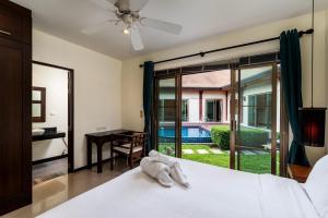 Postel nebo postele na pokoji v ubytování Emerald Pool Villa