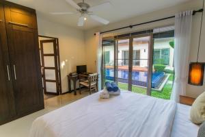 Postel nebo postele na pokoji v ubytování Emerald Pool Villa