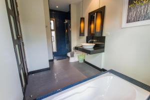 Kuchyň nebo kuchyňský kout v ubytování Emerald Pool Villa