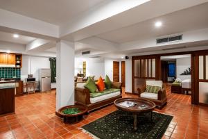 奈漢海灘的住宿－The Sands 2 bedroom apartment Naiharn，客厅配有沙发和桌子