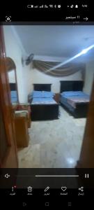 uma fotografia de um quarto com duas camas em شقة مفروشة ميامي em Alexandria