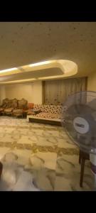 um quarto com um piso com em شقة مفروشة ميامي em Alexandria