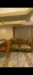 um sofá sentado numa sala debaixo de um tecto em شقة مفروشة ميامي em Alexandria