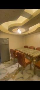 uma sala de jantar com mesa e cadeiras em شقة مفروشة ميامي em Alexandria