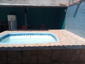 uma grande piscina num edifício com uma mesa em housecabofrio em Cabo Frio