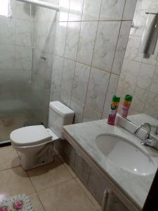 uma casa de banho com um WC, um lavatório e um chuveiro em housecabofrio em Cabo Frio