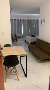 sala de estar con mesa, sofá y cama en Apartamento Princesa Isabel, en Salvador