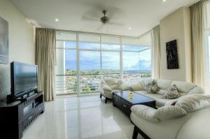 TV a/nebo společenská místnost v ubytování Karon Panorama Seaview 2 Bedroom Amazing Condo