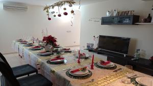 una mesa larga con platos de comida. en Impresionante alojamiento compuesto por 2 Chalets Adosados de lujo para 14 personas Piscina con CIRCUITO SPA en Sant Jordi