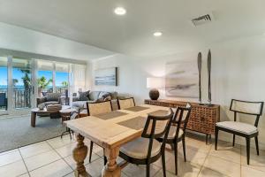 a living room with a table and chairs at 1380 Shipwatch in Amelia Island
