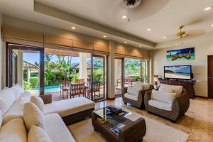 Una sala de estar con un sofá y sillas y un televisor. en Aster Pool Villa, en Rawai Beach