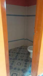 cuartos en renta El portón azul في إكستيبيك: حمام مع مرحاض وأرضية من البلاط