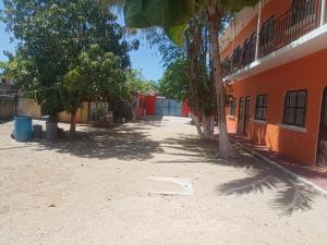 an empty street in front of a building at cuartos en renta El portón azul in Ixtepec