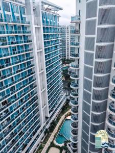 eine Luftansicht von hohen Gebäuden in der Unterkunft Azure Blue Cozy Unit with PS4 & Netflix in Manila