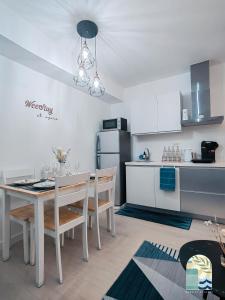 eine Küche und ein Esszimmer mit einem Tisch und Stühlen in der Unterkunft Azure Blue Cozy Unit with PS4 & Netflix in Manila