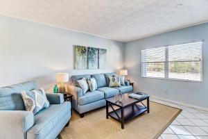 un soggiorno con un divano e un tavolo di 2810 Ohio Avenue #2 ad Amelia Island