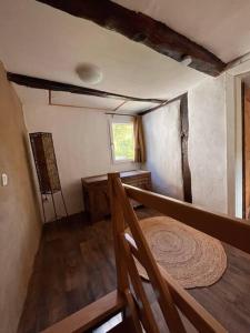 una camera con un tavolo in legno e una finestra di Wohnen auf dem Bauernhof a Herdecke