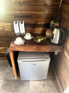 uma mesa de madeira com um estore-estoque-estoque-estoestoque-estoestoque em AbCa's Creek Lodge em Bintang