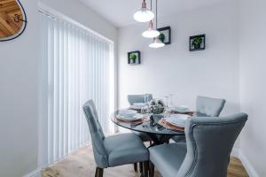 Stylish 3 Bedroom home close to Manchester City centre في أولدهام: غرفة طعام مع طاولة وكراسي