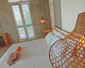 a bedroom with a bed with a hat on it at MuchoSur Manzanillo CTG in Cartagena de Indias
