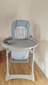 a high chair with a table in a room at Centre historique de Saverne, bel appartement de 65 m2, Hyper Centre zone piétonne, Parking gratuit à proximité in Saverne