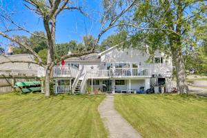 Casa blanca con porche y patio en Waterfront Lake Hopatcong Vacation Rental with Dock, 