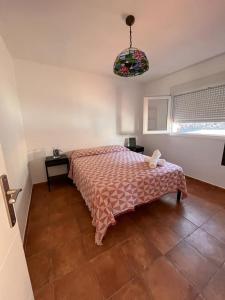 een slaapkamer met een bed, een raam en een lamp bij Casa Valentina El Hierro in Frontera