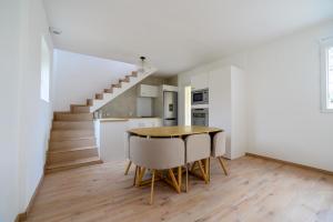 a kitchen and dining room with a table and chairs at Maison, 4 personnes, wifi, terrasse, jardin, piscine partagée in Coulounieix-Chamiers
